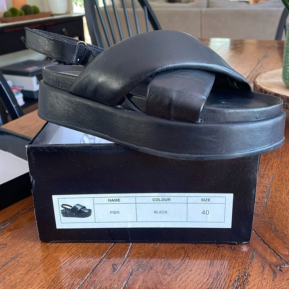 Black platform sandals - Picture 1 of 3